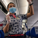 Un agent de bord portant un masque facial sur un vol vers Shanghai à l'aéroport de Tianhe à Wuhan, dans la province centrale du Hubei en Chine le 29 mai 2020.